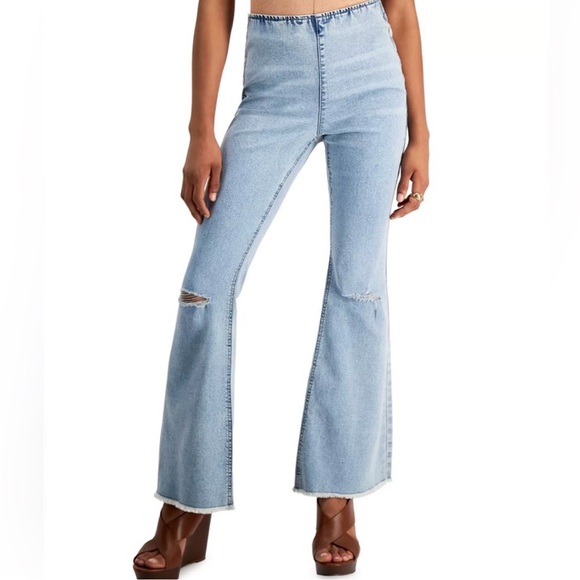 NWT Tinseltown Hi Rise Flare Pull On Light Wash Blue Distressed Jeans SIZE 7/28 - Picture 1 of 10